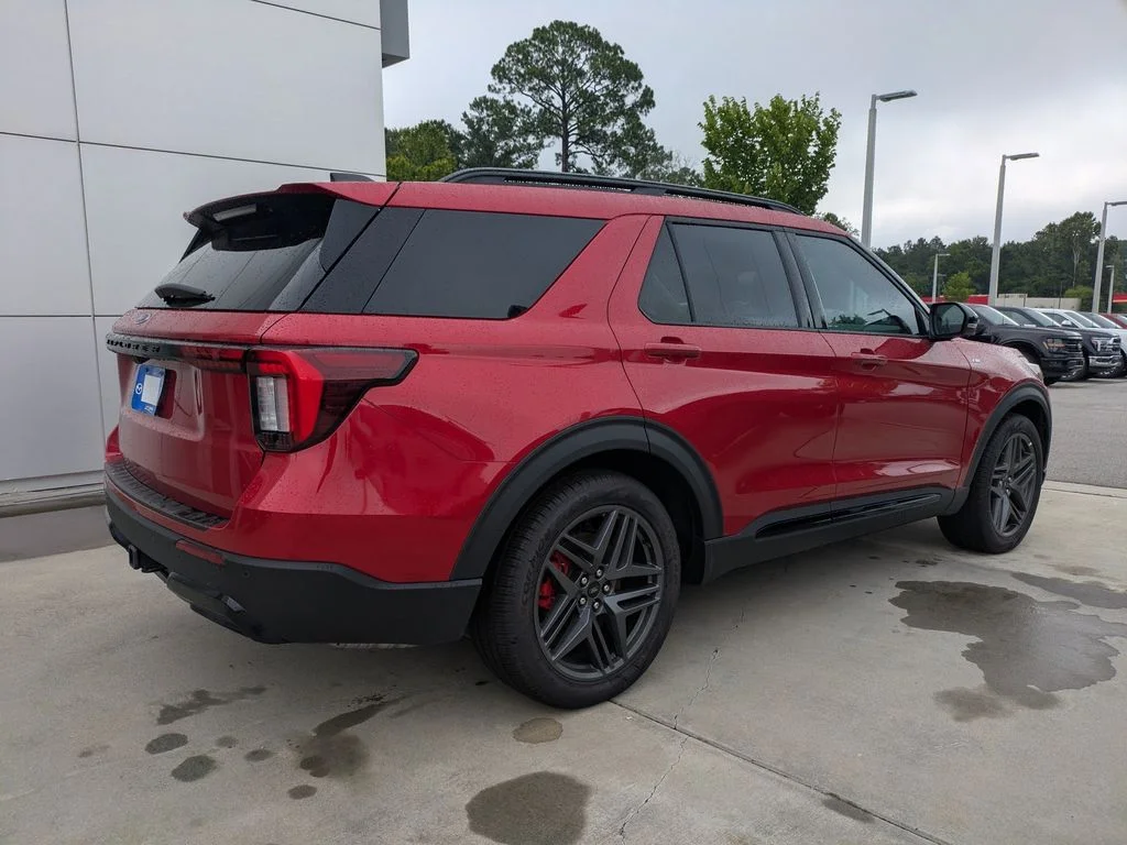 New 2026 Rapid Red Metallic Tinted Clearcoat Ford ST-Line image 4