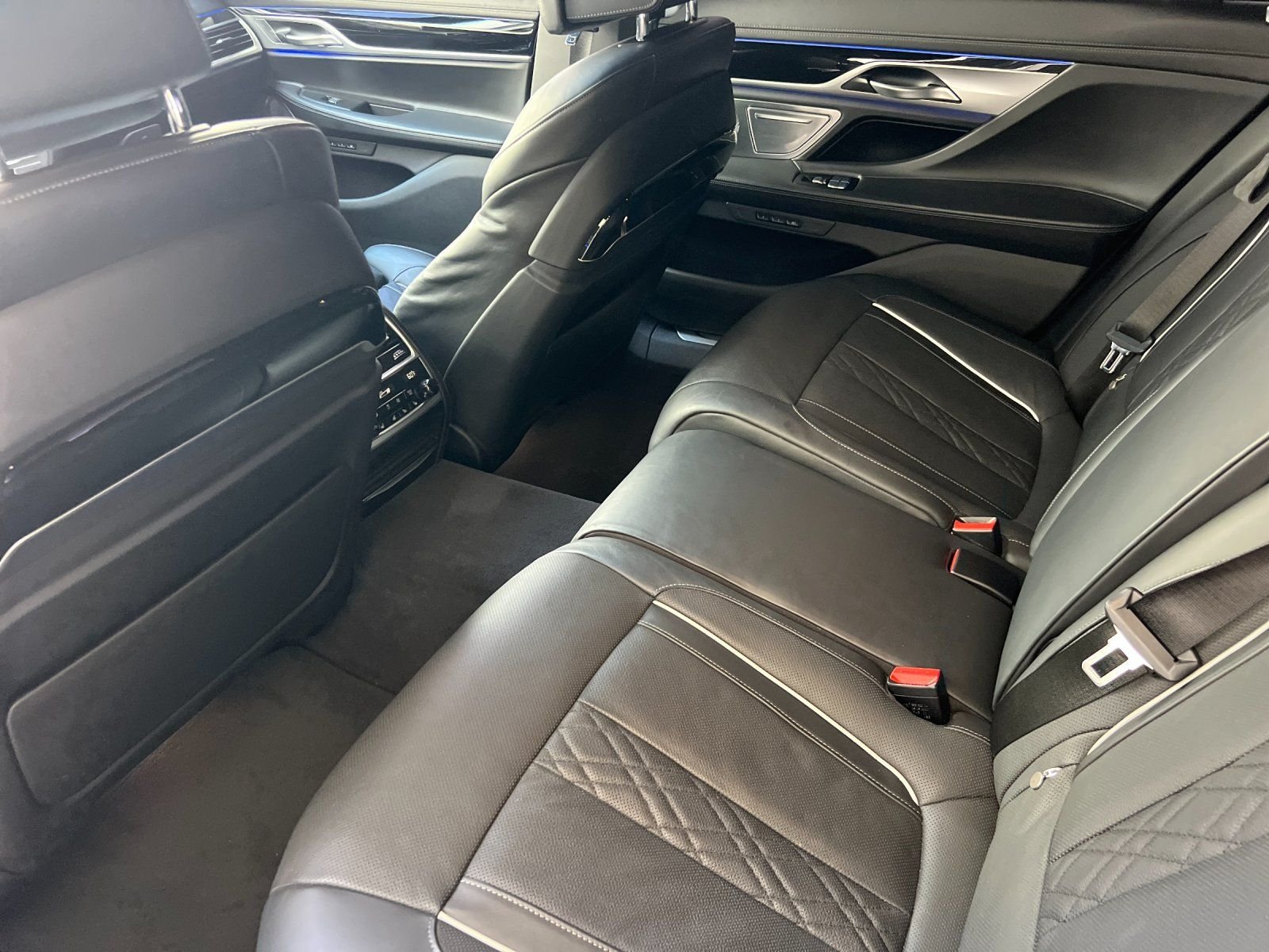 2021 BMW 7 Series M760i - Photo 11