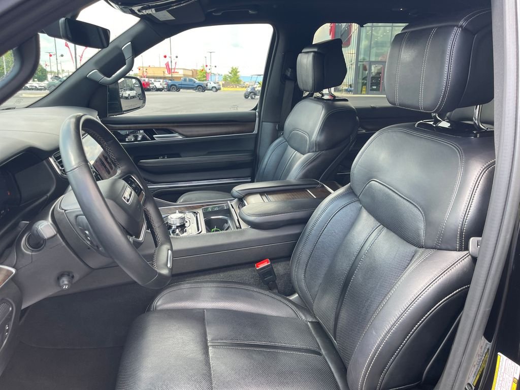 Used 2024 Black Jeep Base image 13