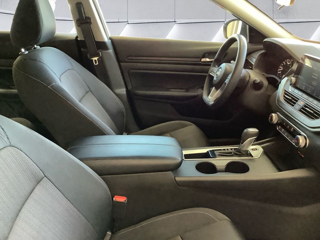 Used 2025 White Nissan 2.5 SV image 13