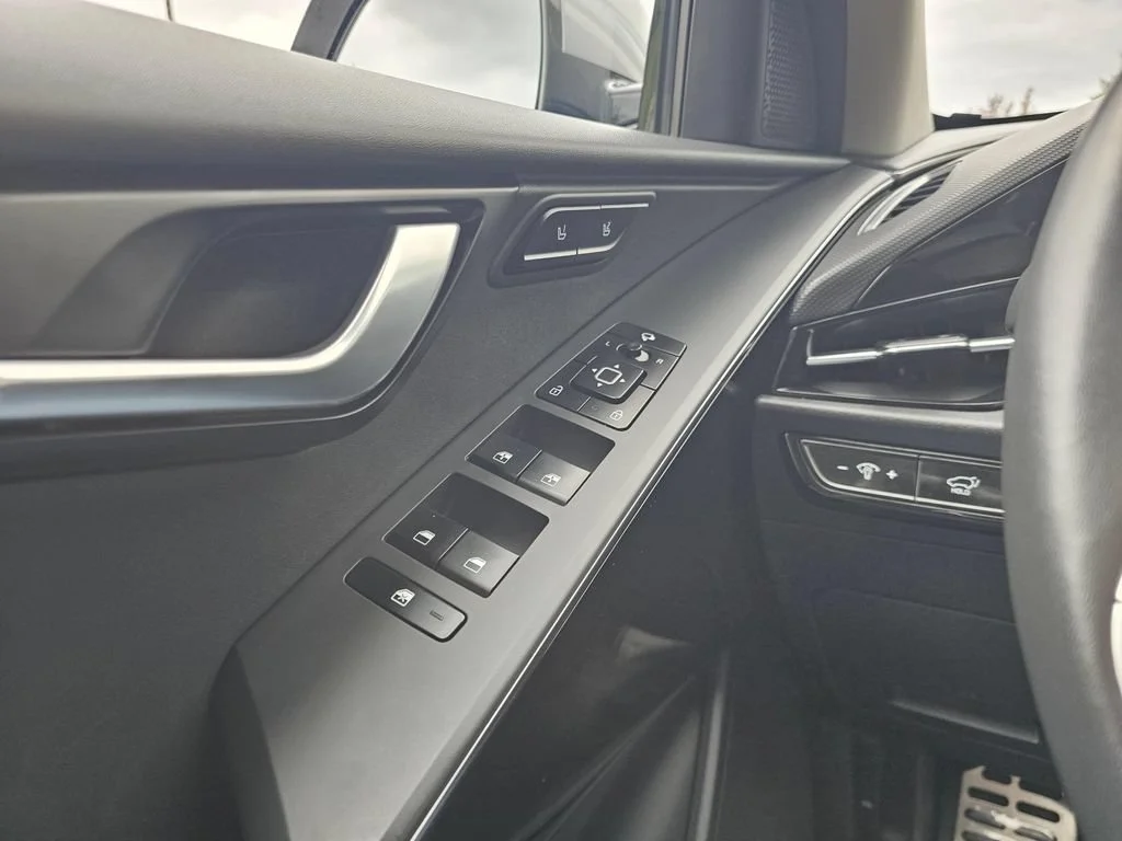 Used 2023  Kia Wave image 33