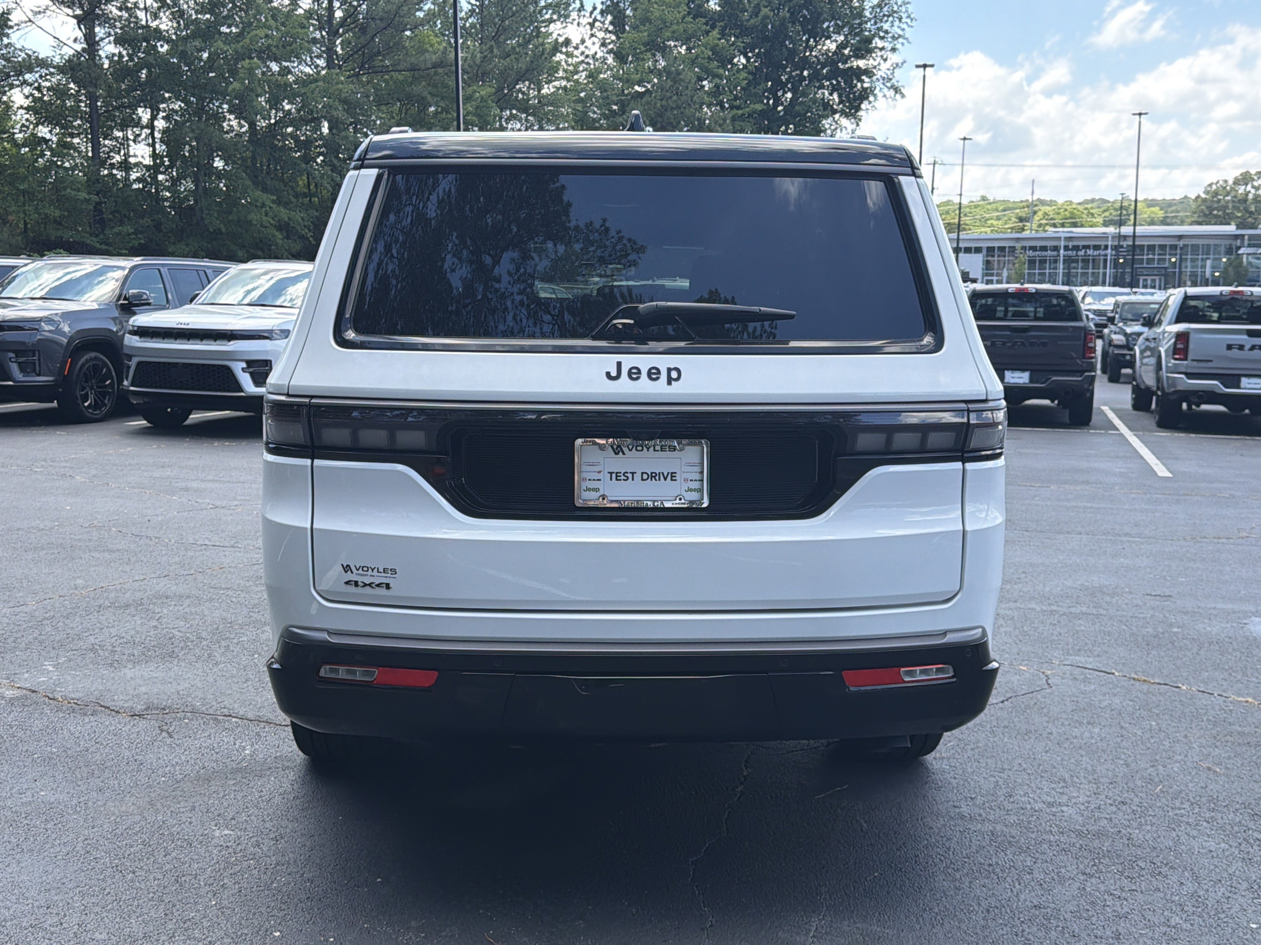 New 2026 Bright White Clear-Coat Exterior Paint Jeep Summit Obsidian image 7