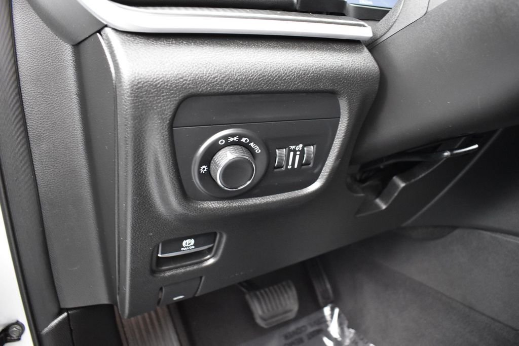Used 2025 Silver Zynith Jeep Altitude image 7