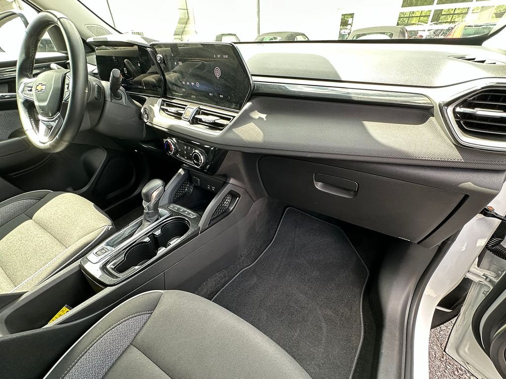 Used 2025 White Chevrolet LT image 26