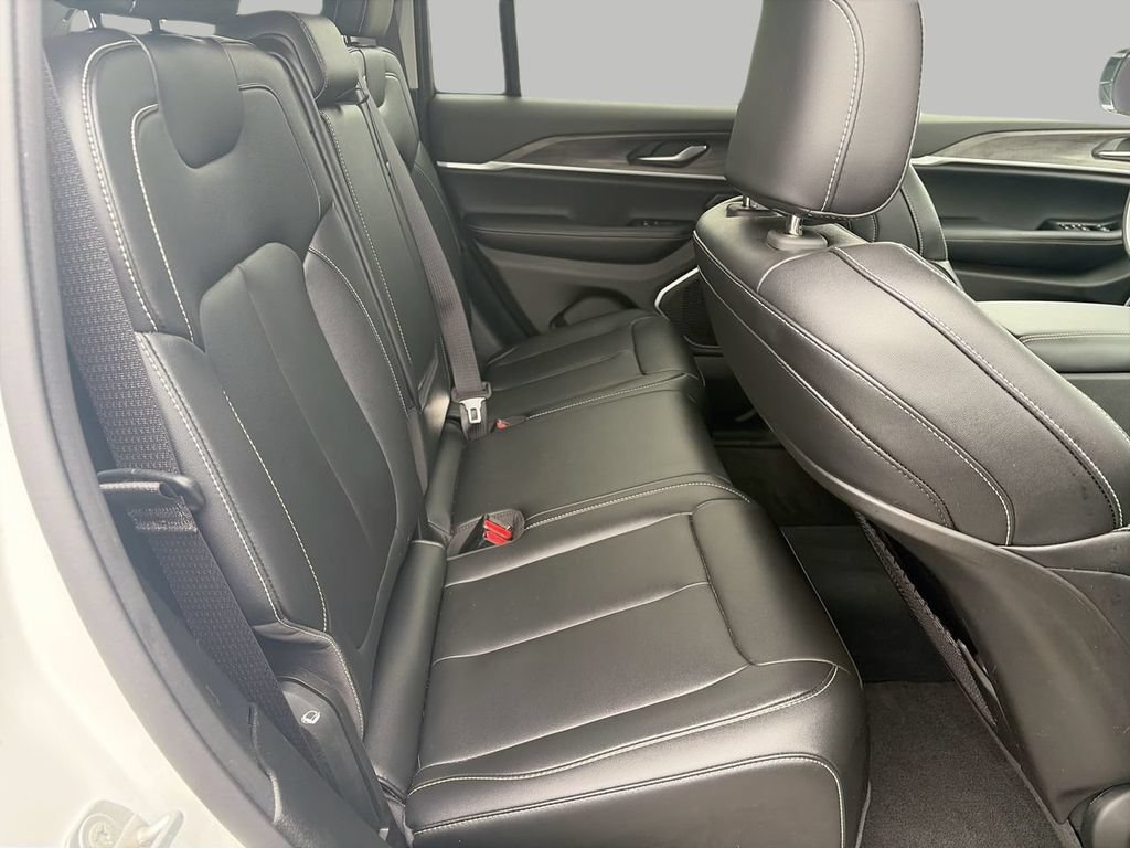 Used 2023  Jeep Limited image 14