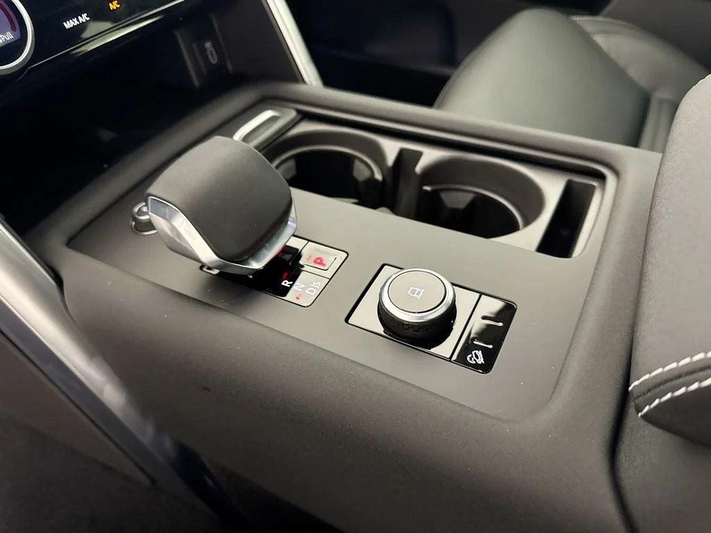 New 2026 Lantau Bronze Land Rover Dynamic SE image 17