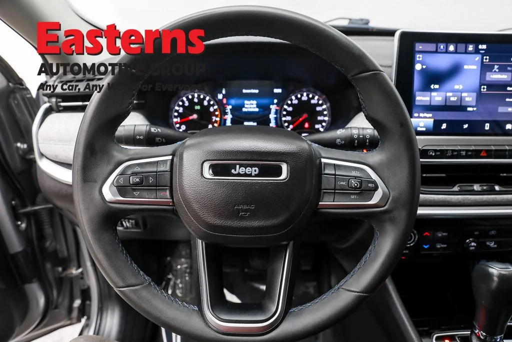 Used 2022 Silver Jeep Latitude image 10