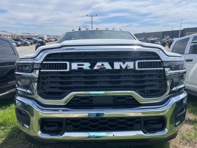 New 2026 Bright White Clear-Coat Exterior Paint RAM Tradesman image 2
