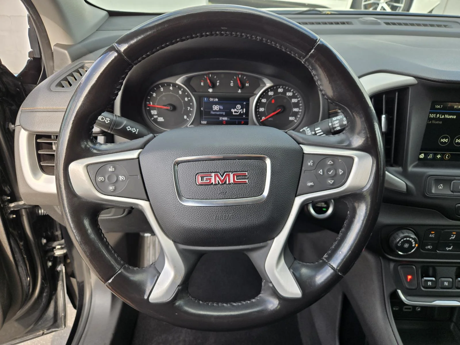 Used 2019 Ebony Twilight Metallic GMC FWD 4dr SLE image 17