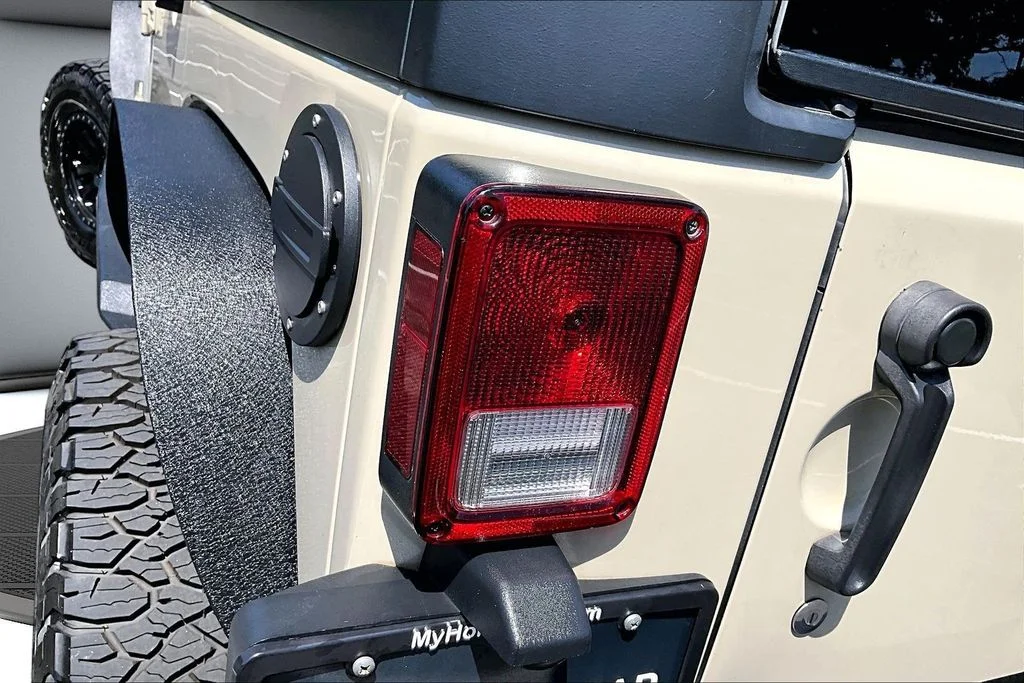Certified Used 2018 Beige Jeep Unlimited Rubicon image 22