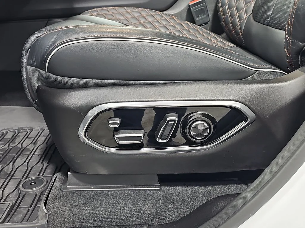Used 2024 White Jeep Summit Reserve image 31