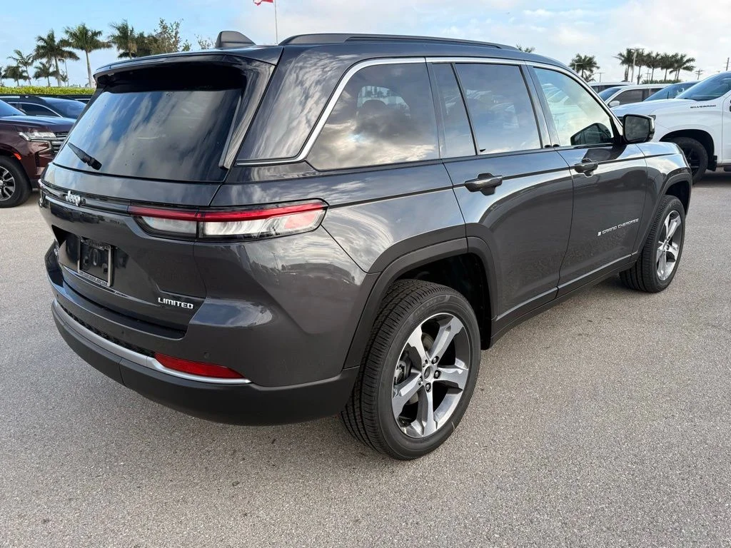 New 2026 Baltic Gray Metallic Clear-Coat Exterior Paint Jeep Limited image 4
