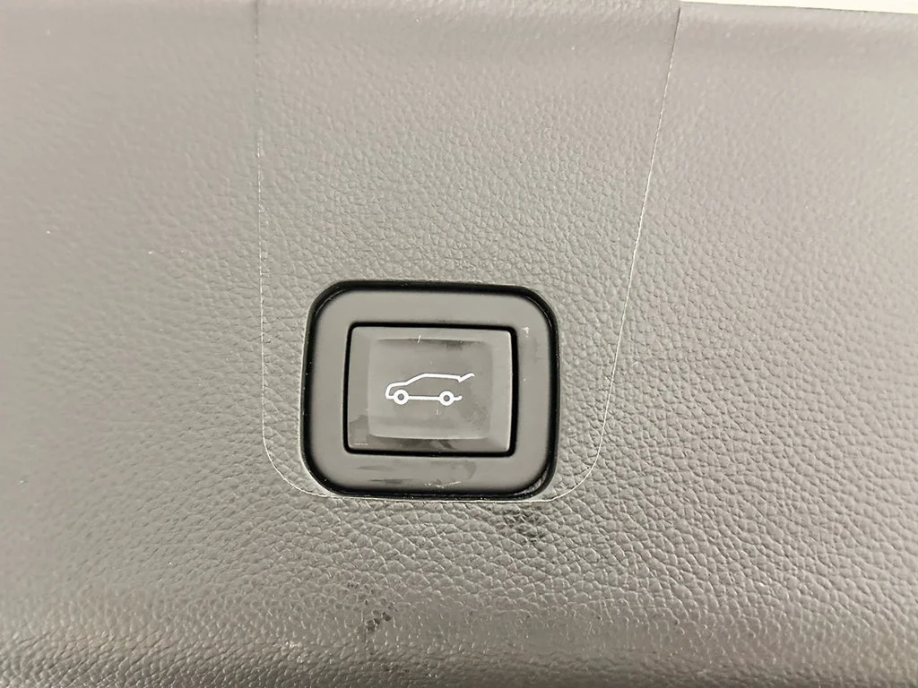 Used 2023 SUMMIT WHITE Chevrolet LT Cloth image 13