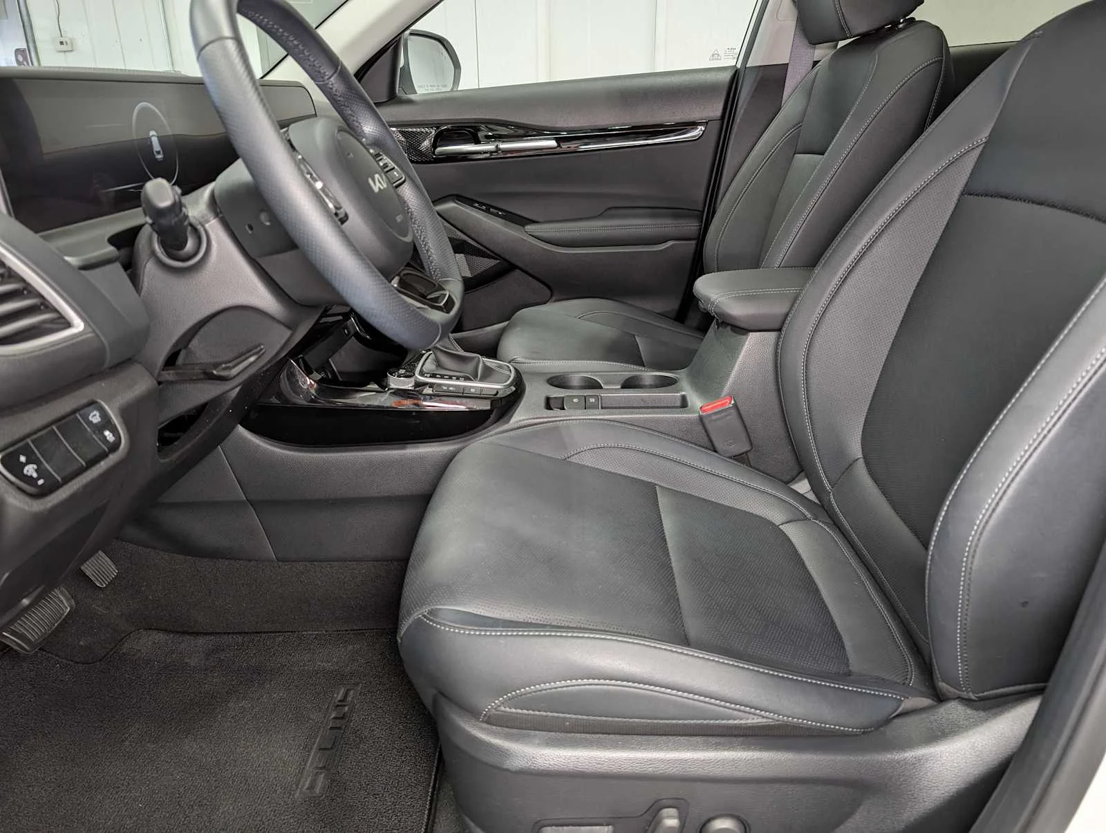 Used 2024 Snow White Pearl Kia SX image 4