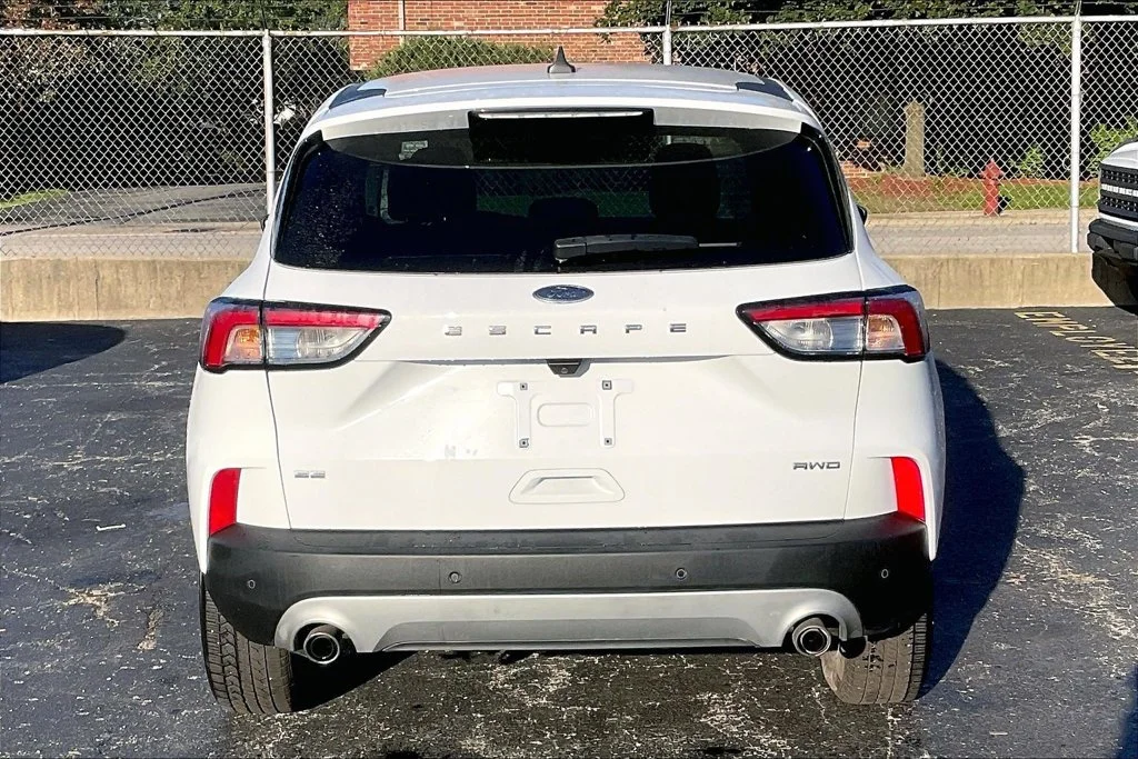 Certified Used 2022 Oxford White Ford SE image 3