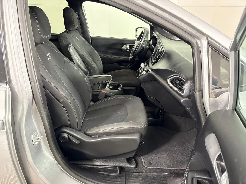 Used 2018 Silver Chrysler Touring Plus image 5