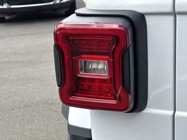 New 2025 Bright White Clear-Coat Exterior Paint Jeep Rubicon X image 21