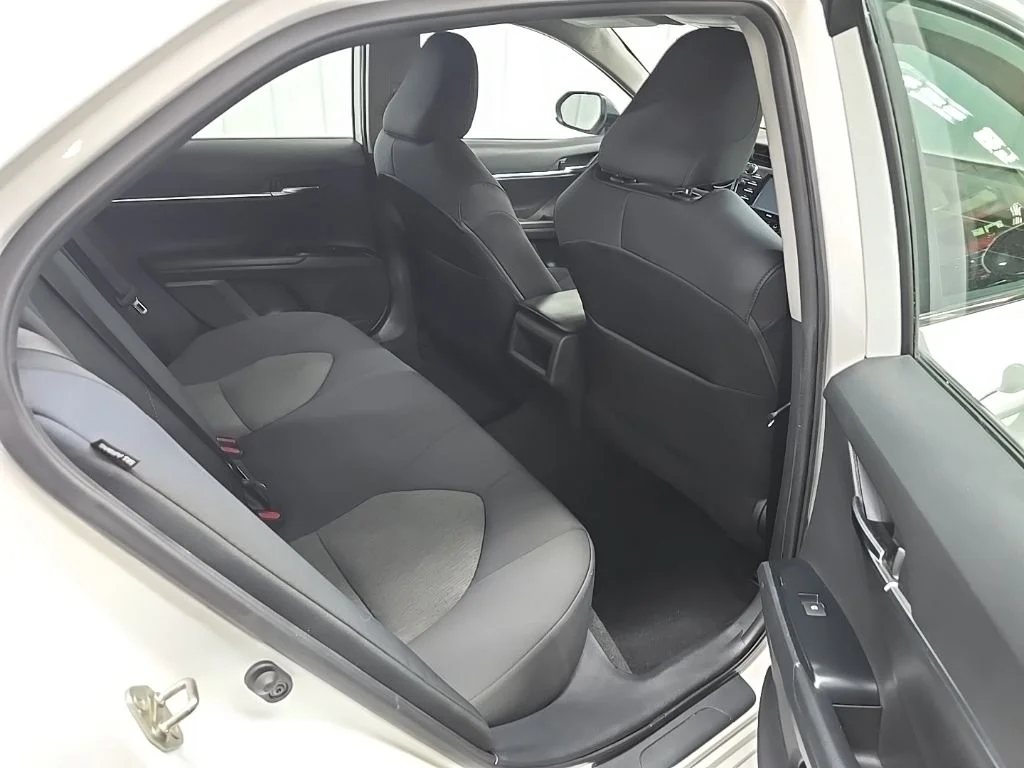 Used 2020 White Toyota LE image 17
