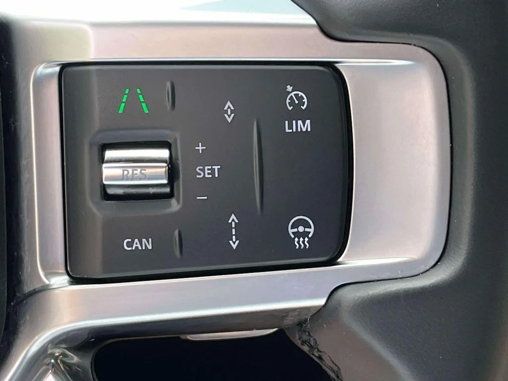 Used 2025  Land Rover Dynamic SE image 32