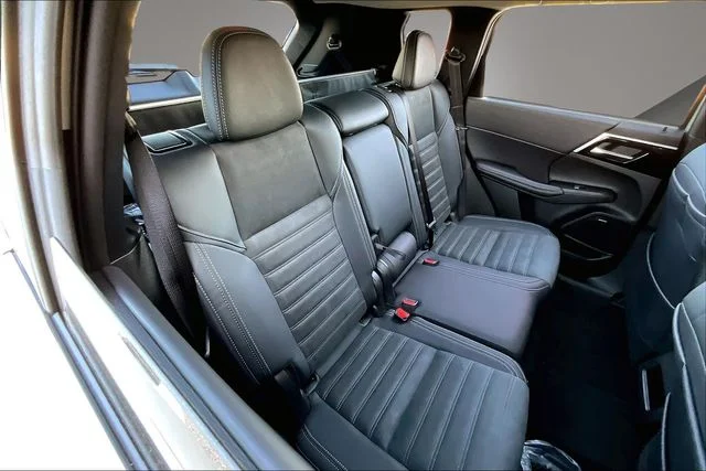 New 2026 Silver Mitsubishi SE image 10