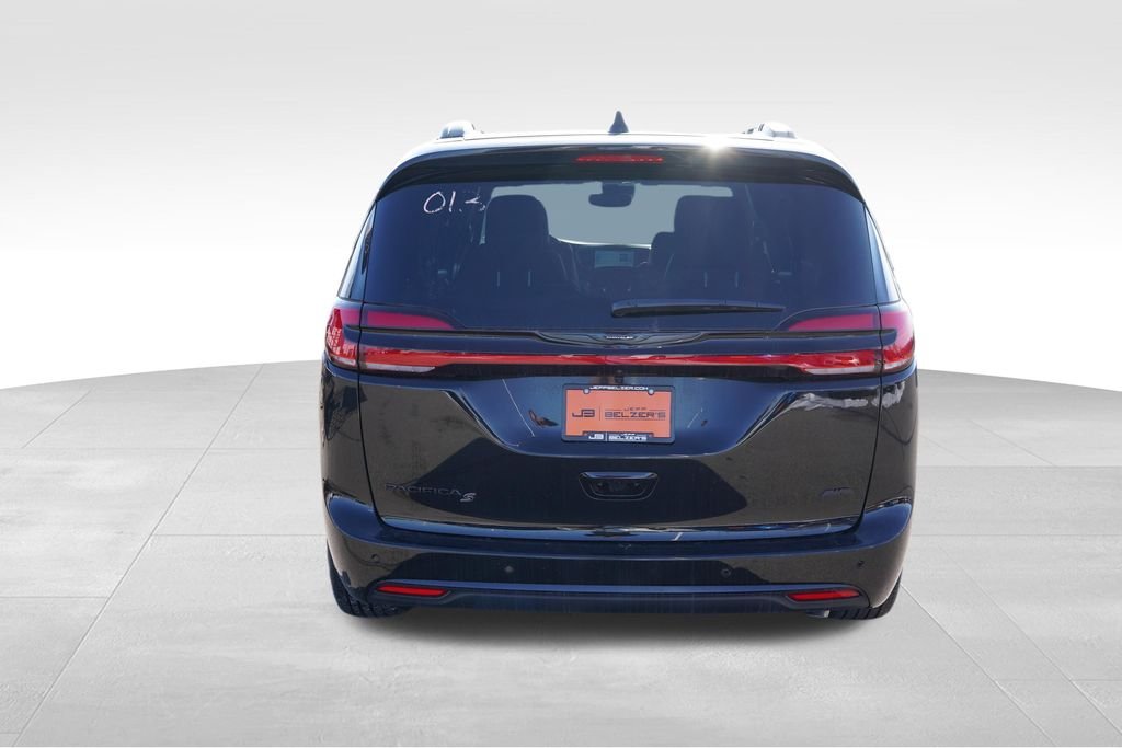 New 2026 Diamond Black Crystal Pearl-Coat Exterior Paint Chrysler Select image 5