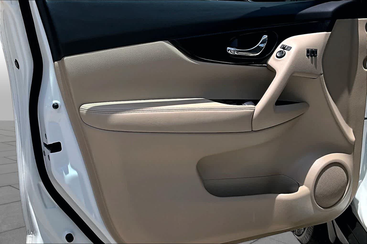 Used 2020 Pearl White Tricoat Nissan SL image 26
