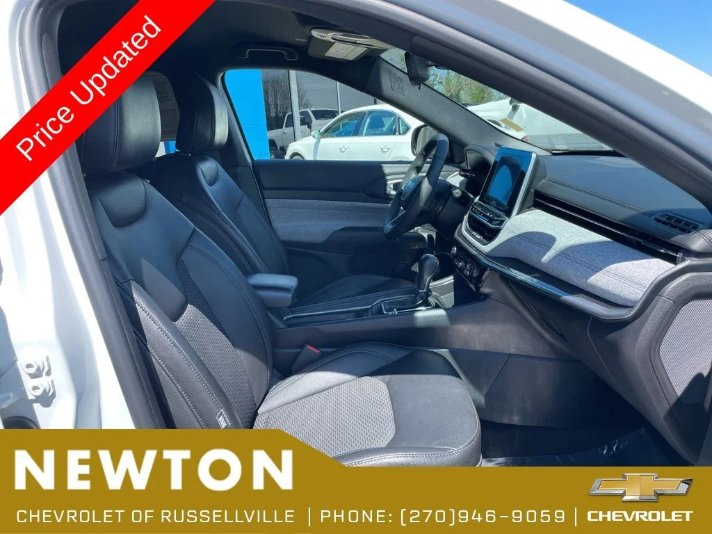 Used 2025 Bright White Clearcoat Jeep Latitude image 25