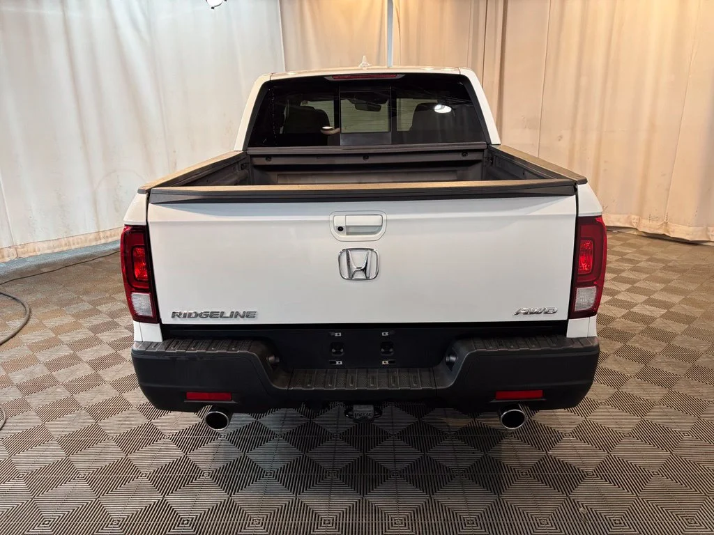 Certified Used 2023 Platinum White Pearl Honda AWD RTL image 5
