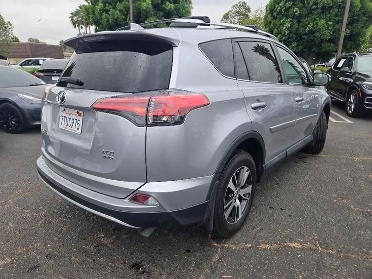 Used 2016 Silver Toyota XLE image 3