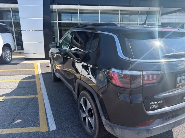 Used 2020 Diamond Black Crystal Pearlcoat Jeep Latitude w/Sun/Safety Pkg image 5