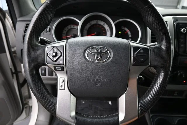 Used 2015 White Toyota Base image 23