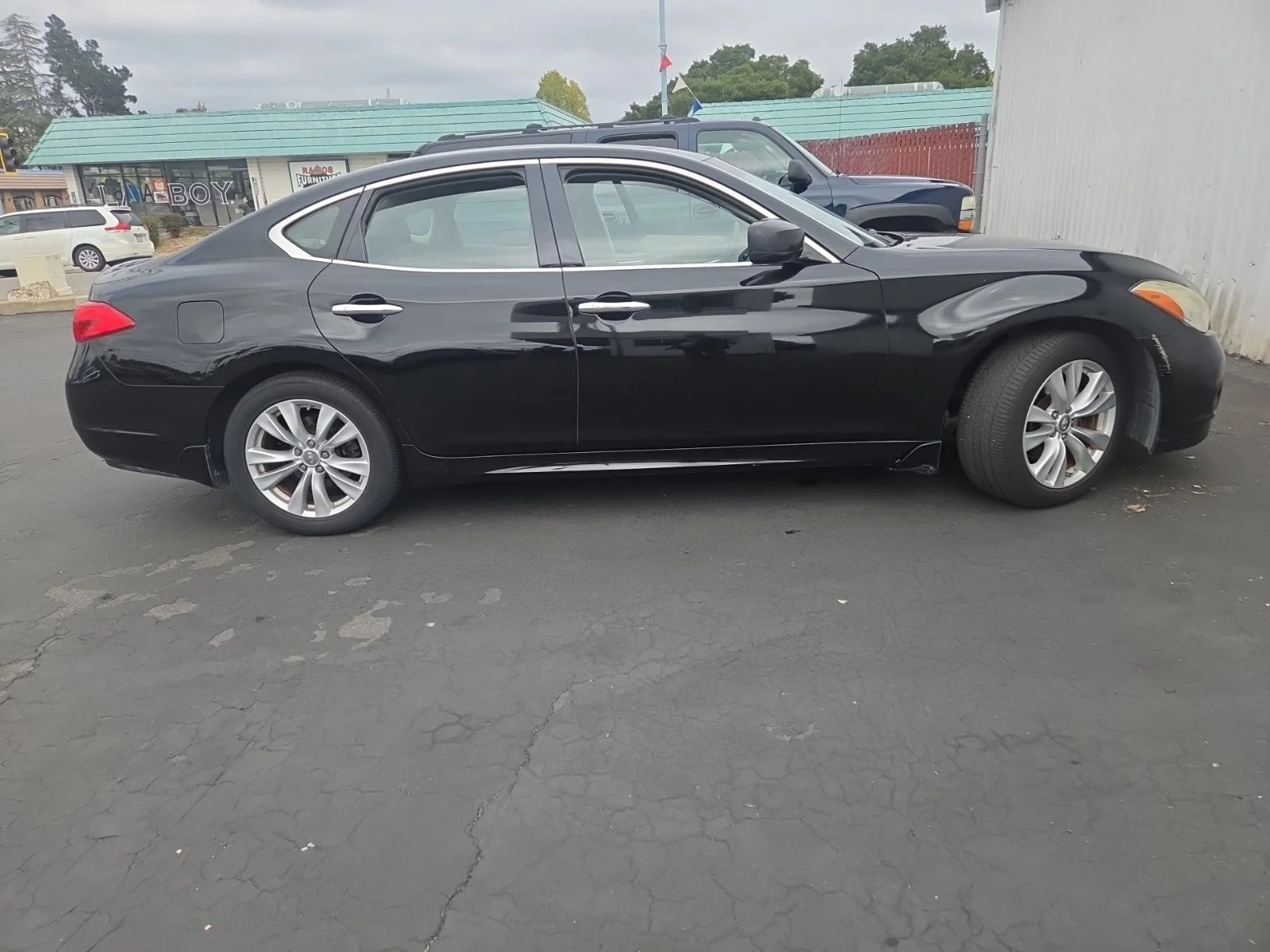 Used 2011 Black Obsidian INFINITI Base image 3