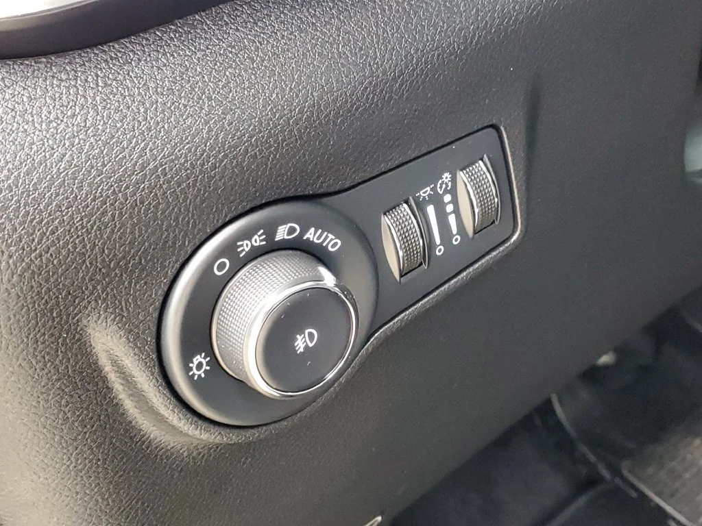 Used 2024  Jeep Limited image 12
