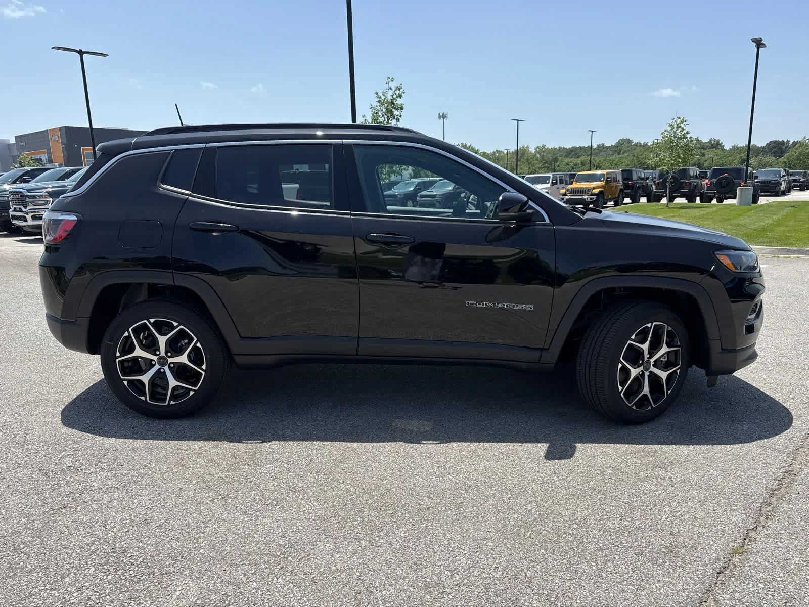 New 2026 Diamond Black Crystal Pearl-Coat Exterior Paint Jeep Limited image 9