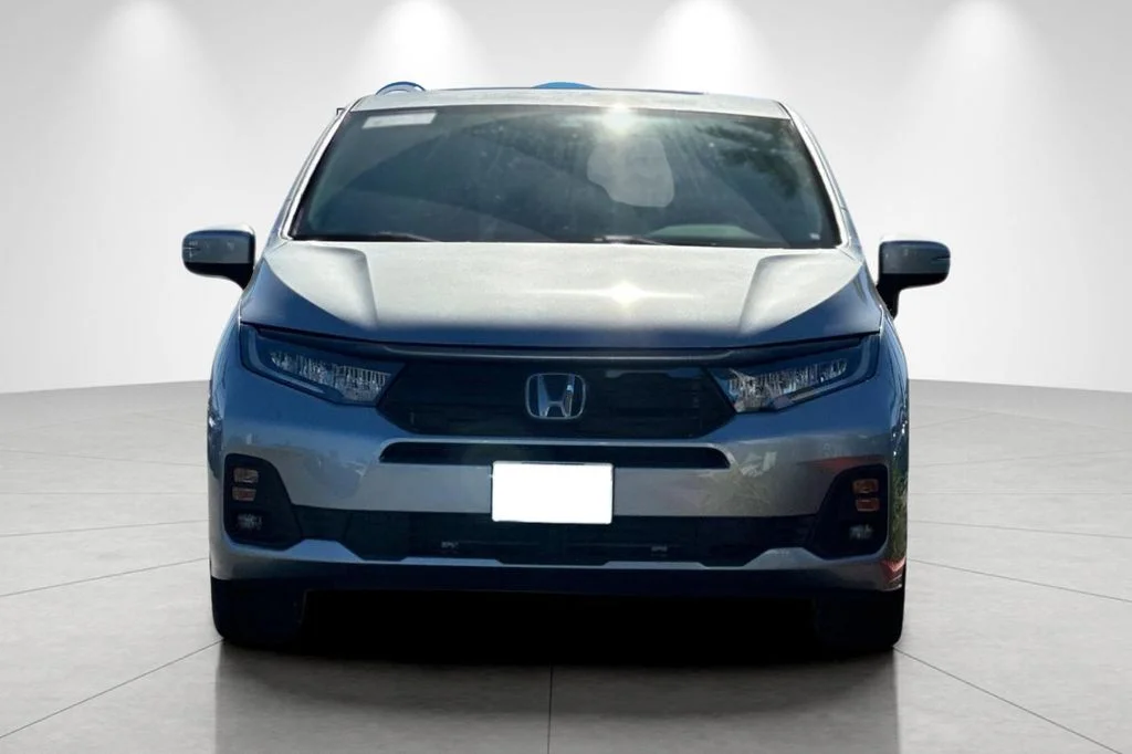 New 2026 Solar Silver Metallic Honda Touring image 9