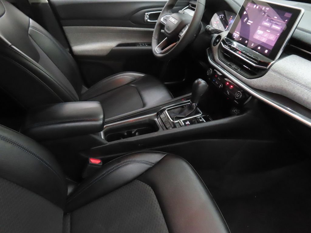 Used 2022 Red Jeep Latitude image 22