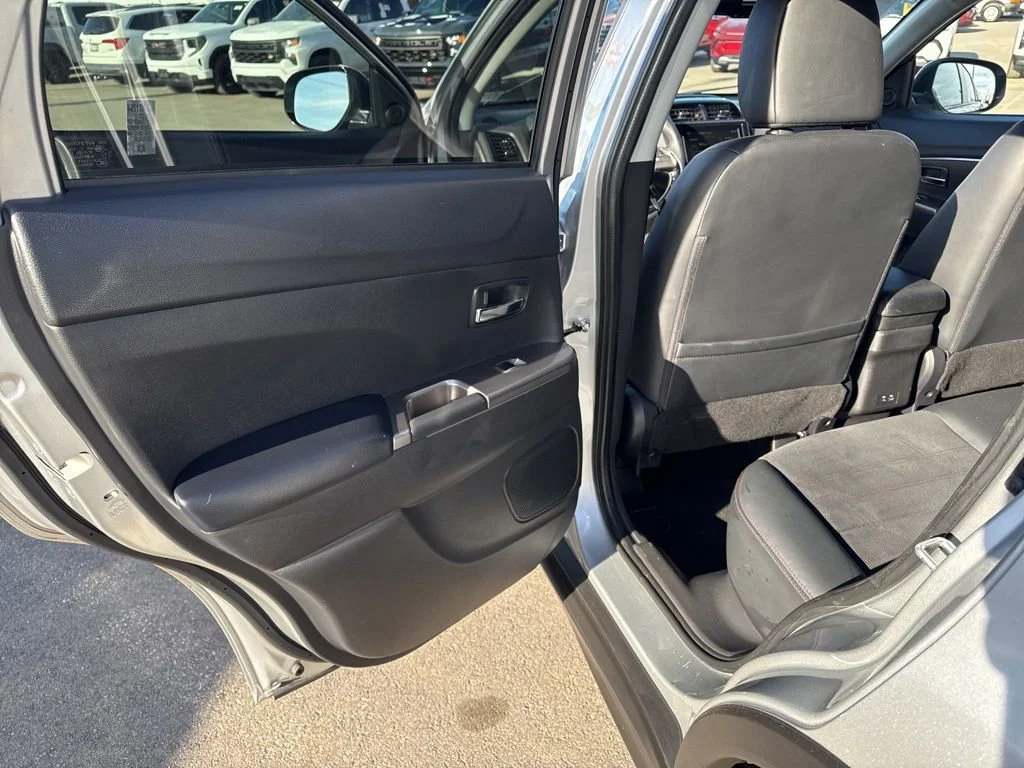 Used 2023 Silver Mitsubishi ES image 30
