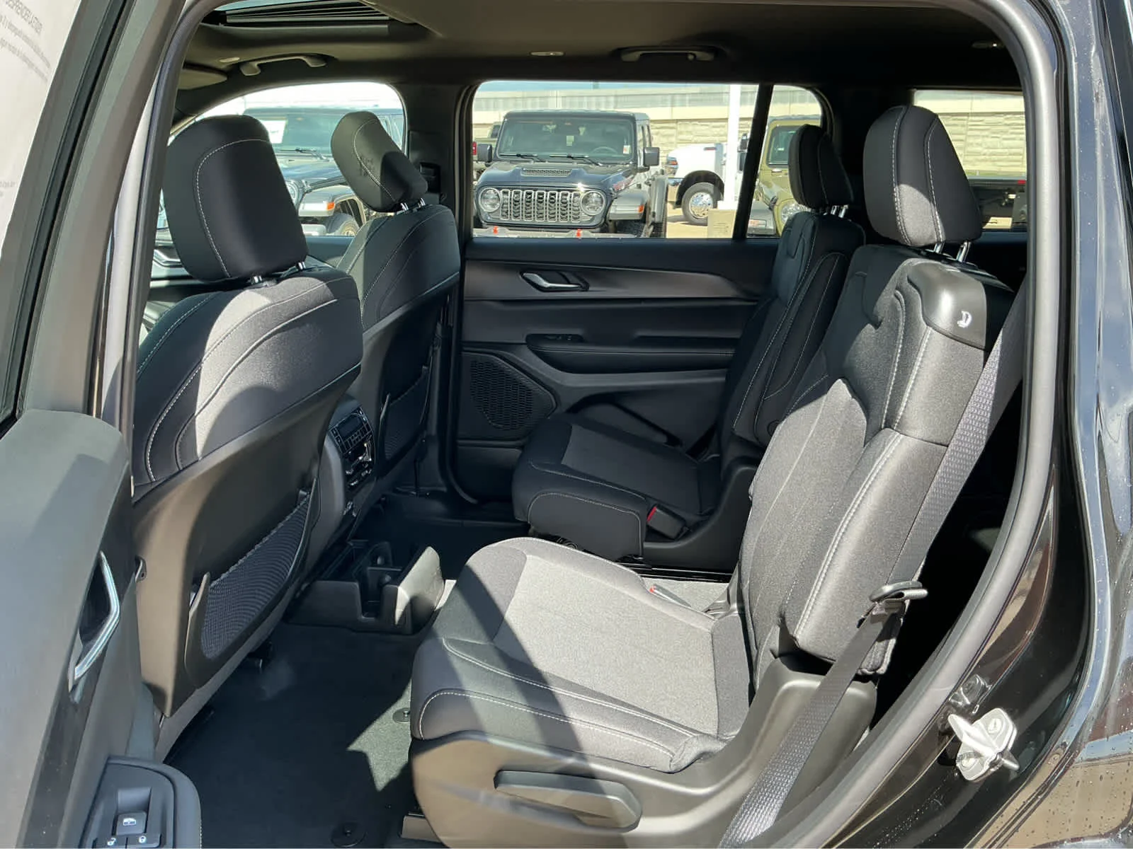 New 2026 Diamond Black Crystal Pearl-Coat Exterior Paint Jeep Laredo X image 16