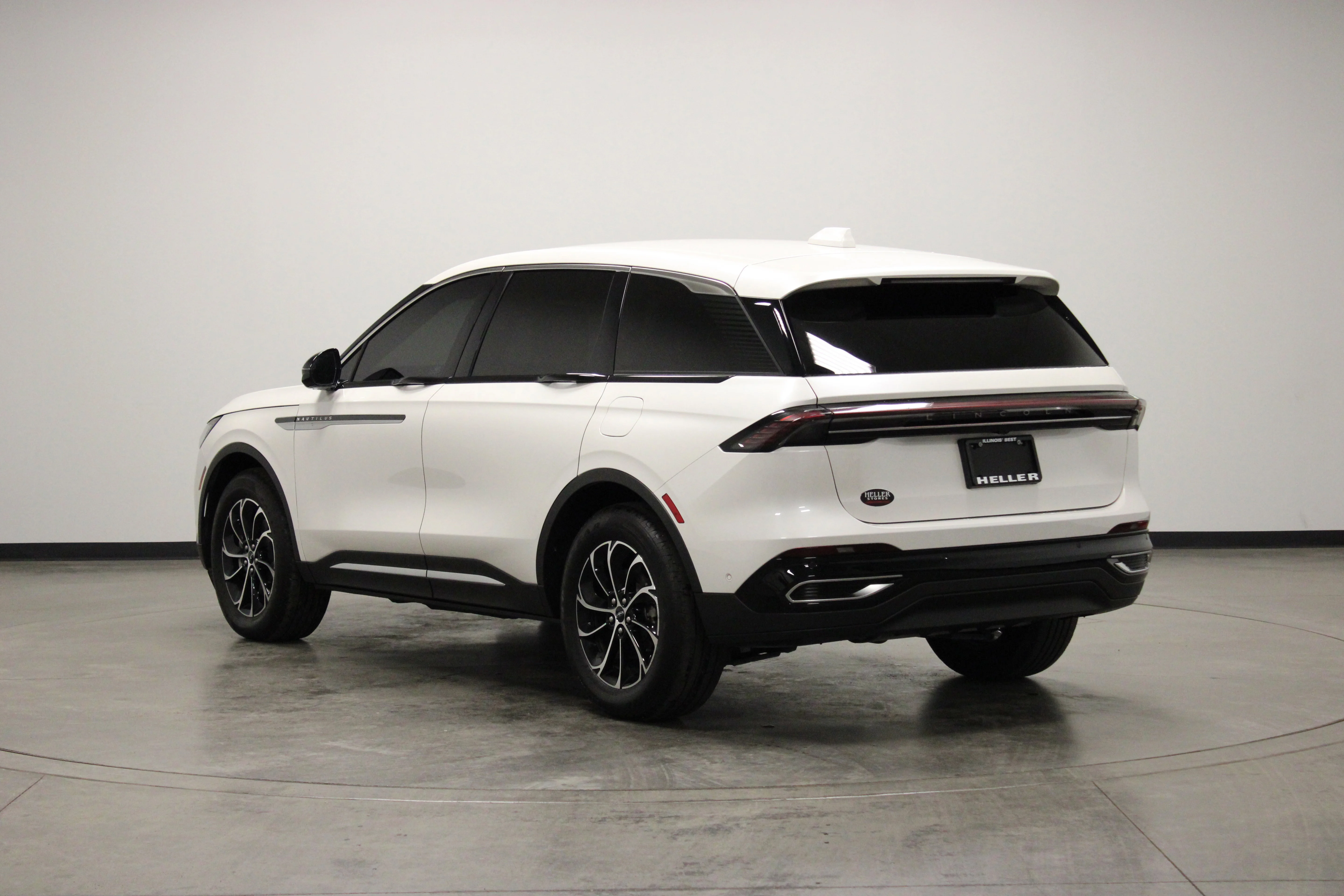 Used 2024 White Platinum Clearcoat Metallic Lincoln Premiere image 6