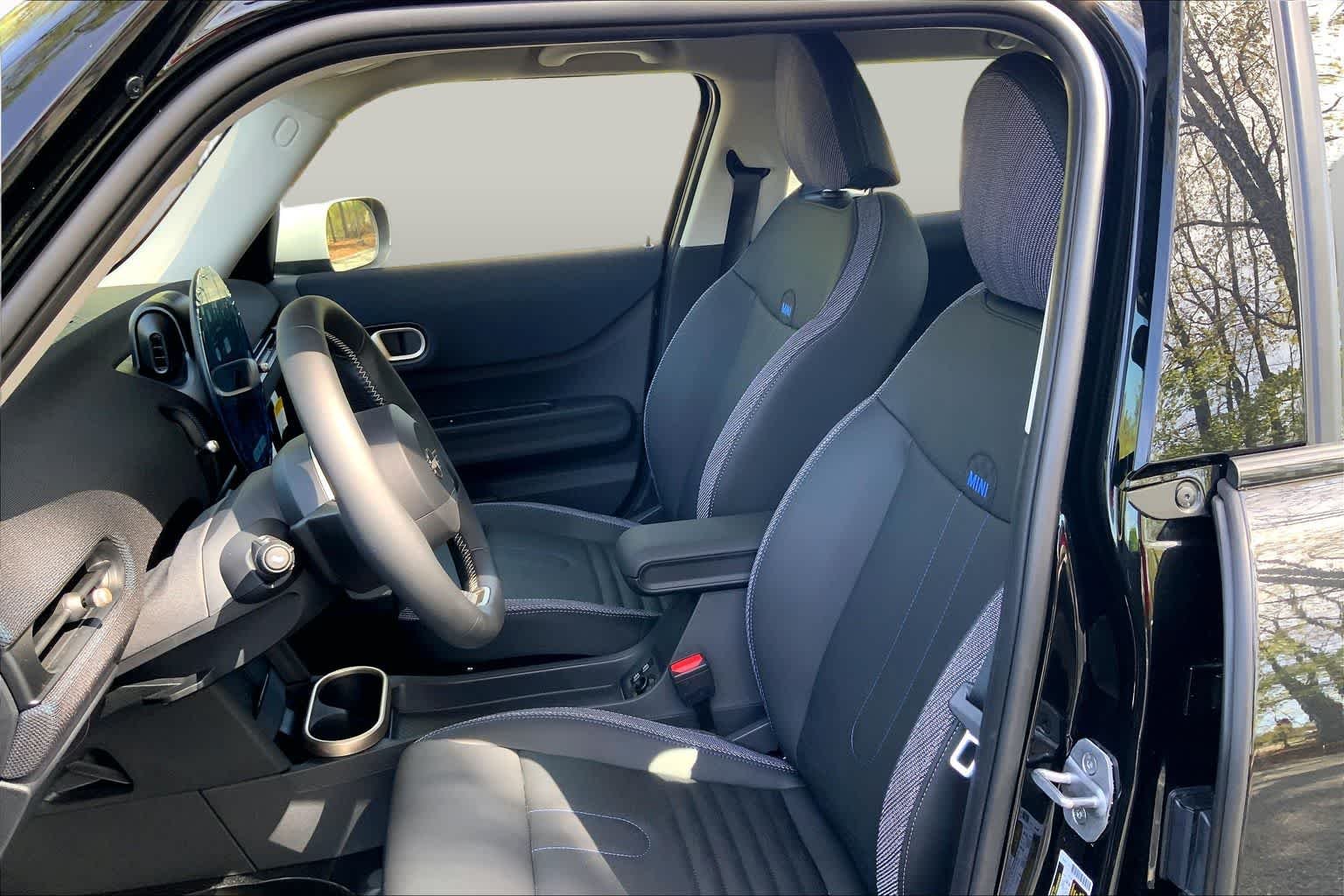 New 2026 Midnight Black II Metallic MINI Signature Plus image 9