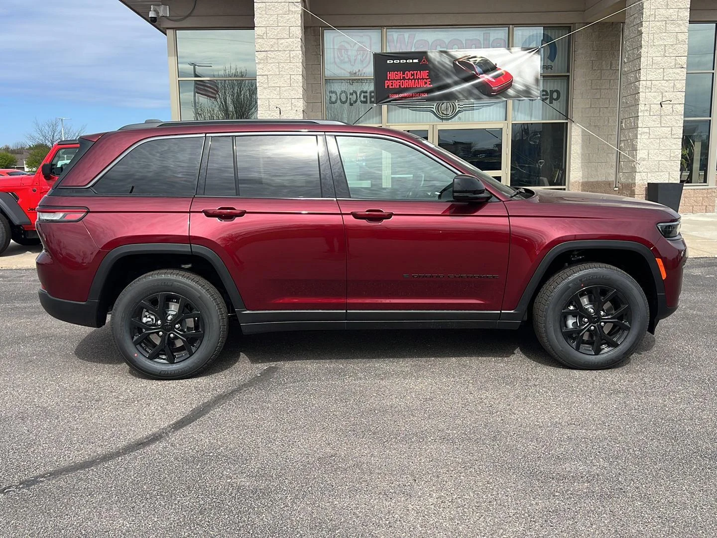 New 2026 Velvet Red Pearl-Coat Exterior Paint Jeep Laredo Altitude image 8