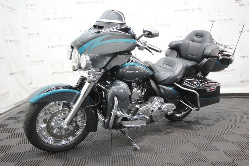 Used 2015 Gray Harley-Davidson FLHTKSE image 2