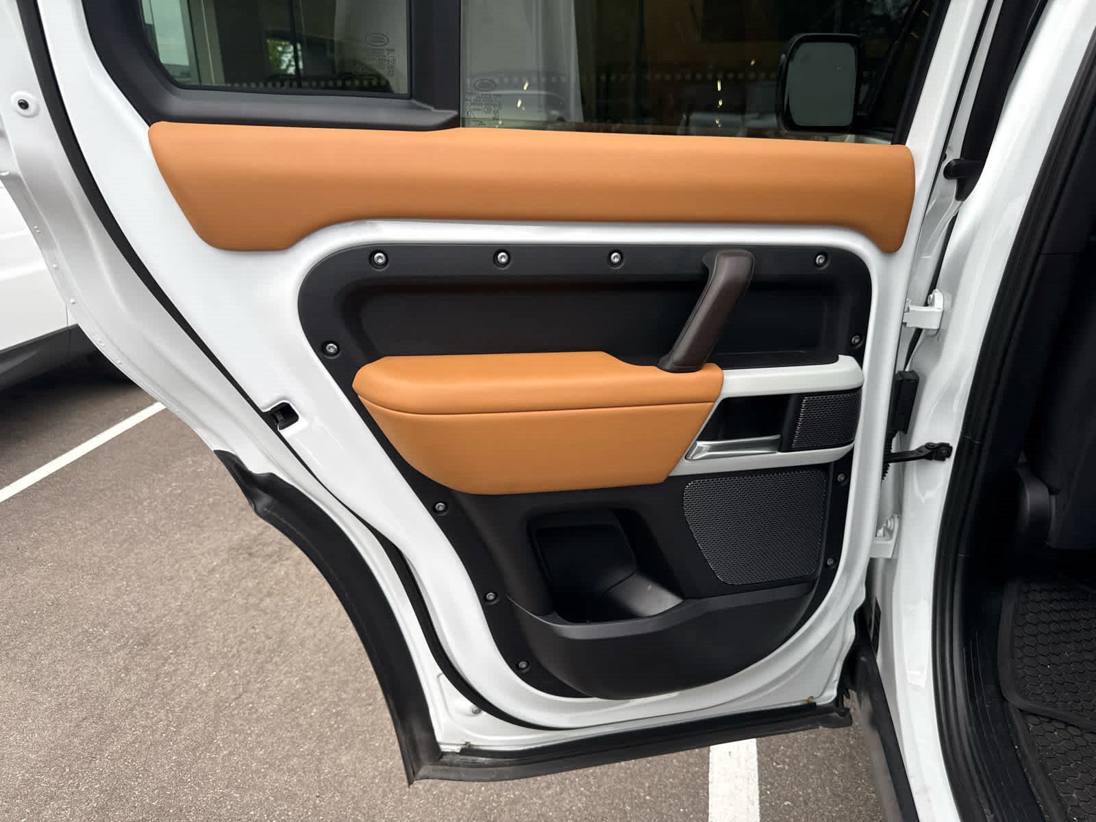 Used 2024 Fuji White Land Rover X-Dynamic SE image 13