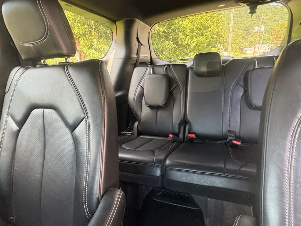 Used 2025 White/off-white Chrysler Select image 15