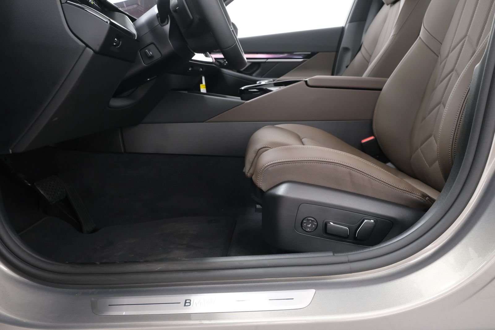 New 2027 Oxide Grey Metallic BMW 530i xDrive image 33
