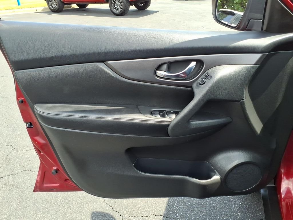 Used 2016 Cayenne Red Nissan S image 7