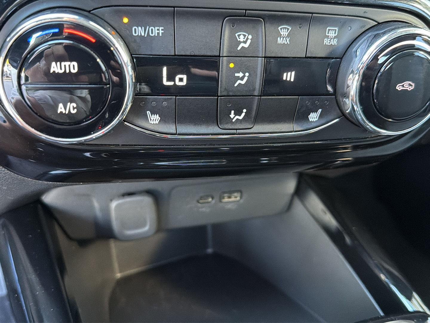 Used 2025 Summit White Chevrolet LT image 26
