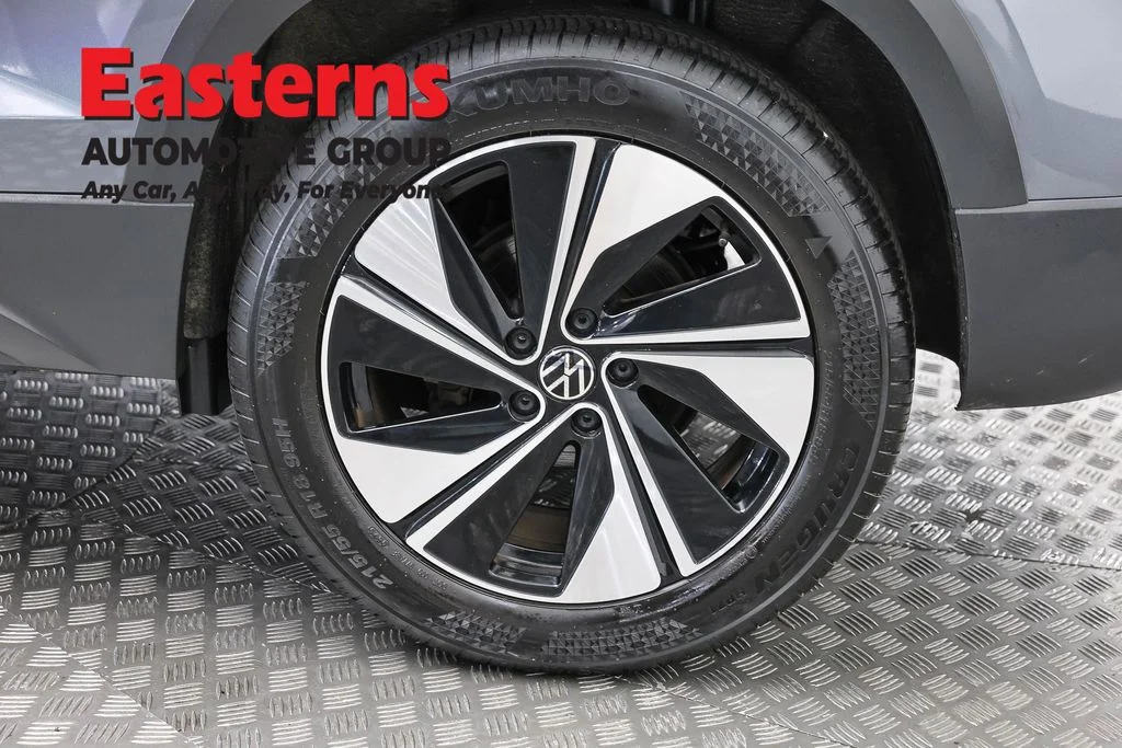 Used 2025 Gray Volkswagen 1.5T SE image 32