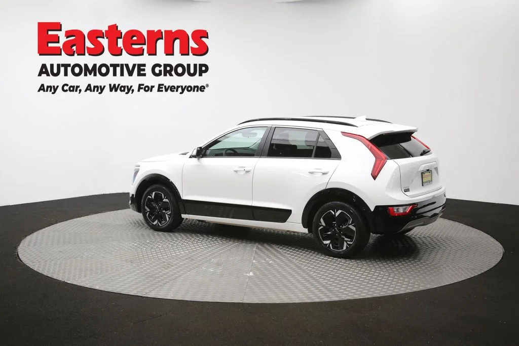 Used 2023 White Kia Wind image 62