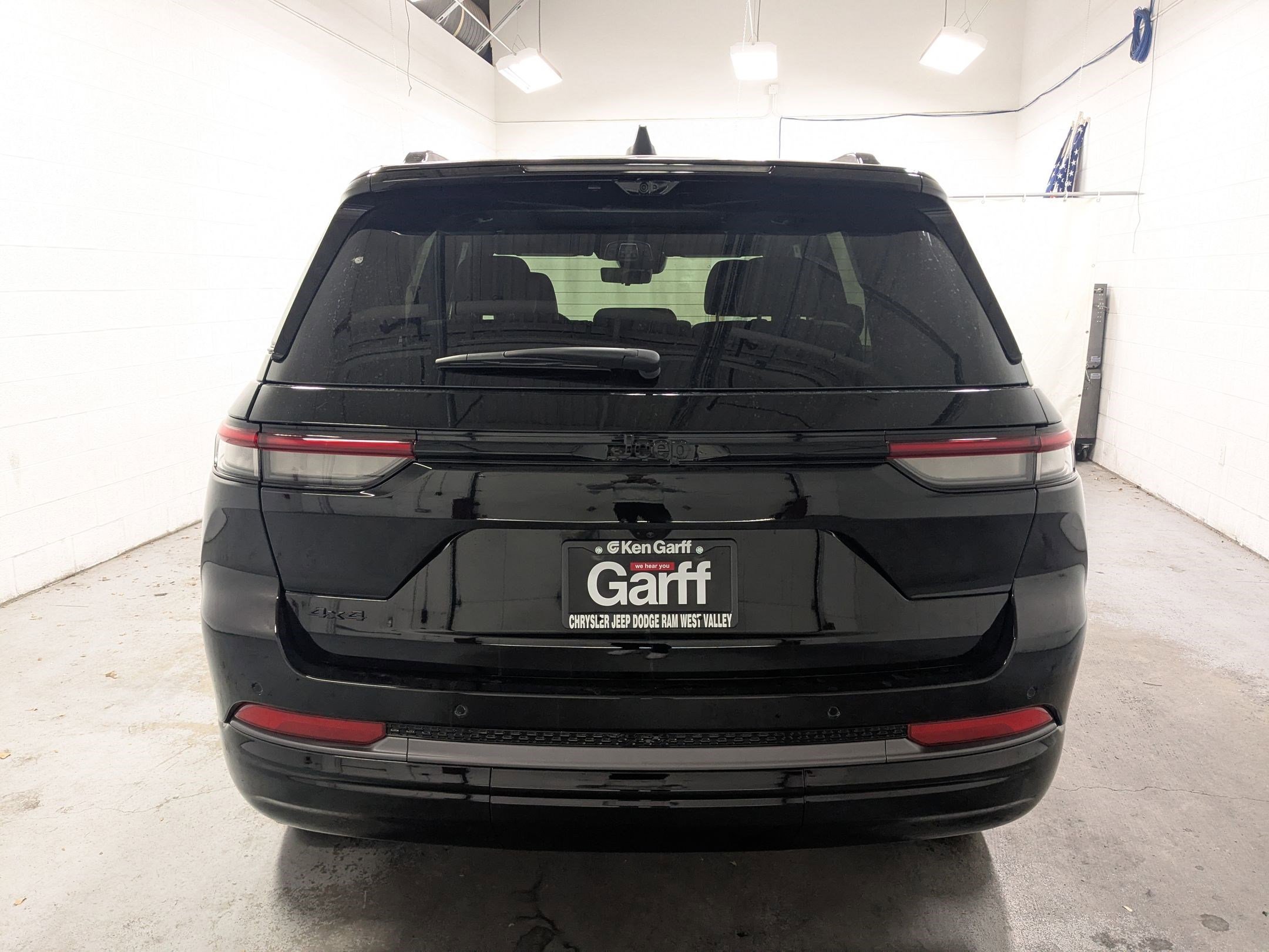 New 2026 Diamond Black Crystal Pearl-Coat Exterior Paint Jeep Limited Reserve image 5